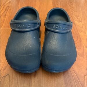 Crocs navy blue no holes with rubber bottoms not 'foam' women's 8 men's 6
